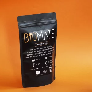 Sachet de rooibos exotique de Bio Maté, présent en gros plan, avec des morceaux de fruits et d'épices visibles, mettant en valeur une infusion naturelle sucrée et parfumée pour une pause exotique et relaxante.