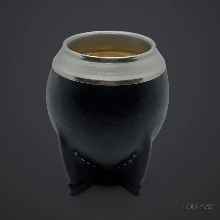 Calebasse Torpedo en cuir véritable, avec un intérieur en courge naturelle, fabriquée à la main, alliant robustesse et authenticité pour une dégustation traditionnelle de yerba maté.