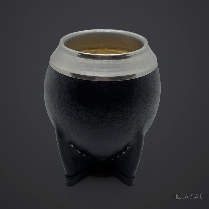 Calebasse Torpedo en cuir véritable, avec un intérieur en courge naturelle, fabriquée à la main, alliant robustesse et authenticité pour une dégustation traditionnelle de yerba maté.