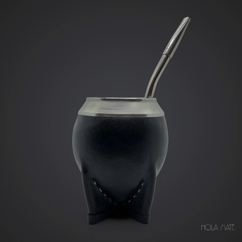 Calebasse Torpedo en cuir véritable, avec un intérieur en courge naturelle, fabriquée à la main, alliant robustesse et authenticité pour une dégustation traditionnelle de yerba maté.