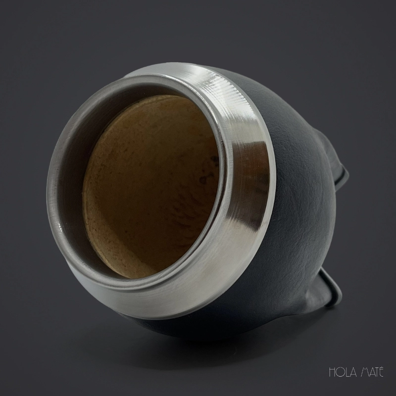 Calebasse Torpedo en cuir véritable, avec un intérieur en courge naturelle, fabriquée à la main, alliant robustesse et authenticité pour une dégustation traditionnelle de yerba maté.