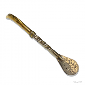 Bombillon unique fait à la main en véritable alpaga, principalement fabriqué en Argentine. Poids 44 g, longueur 18 cm, avec filtre « cuillère » pour une infusion parfaite. Chaque pièce est unique et reflète le savoir-faire traditionnel.