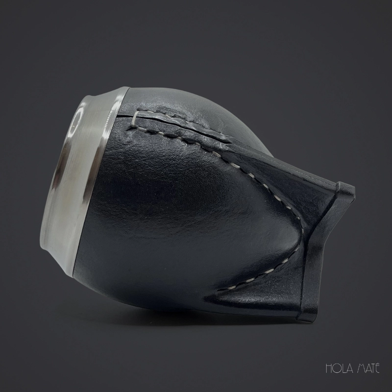 Calebasse Torpedo en cuir véritable, avec un intérieur en courge naturelle, fabriquée à la main, alliant robustesse et authenticité pour une dégustation traditionnelle de yerba maté.