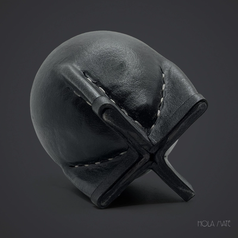 Calebasse Torpedo en cuir véritable, avec un intérieur en courge naturelle, fabriquée à la main, alliant robustesse et authenticité pour une dégustation traditionnelle de yerba maté.