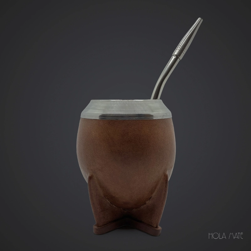 Calebasse Torpedo en cuir véritable, avec un intérieur en courge naturelle, fabriquée à la main, alliant robustesse et authenticité pour une dégustation traditionnelle de yerba maté.