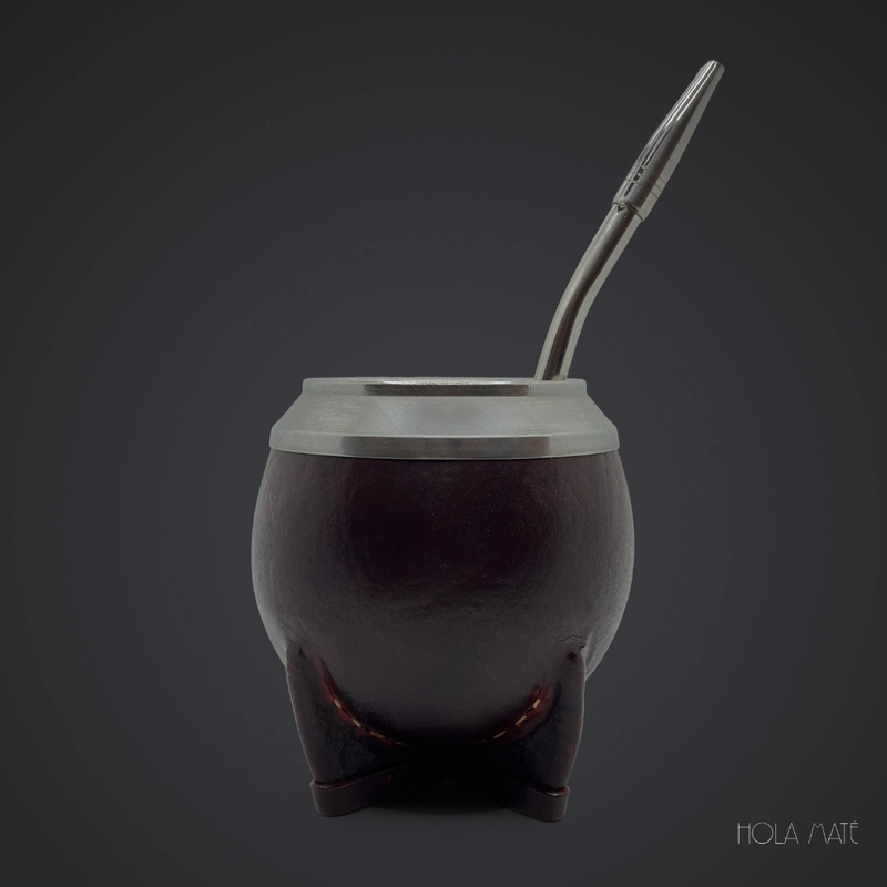 Calebasse Torpedo en cuir véritable, avec un intérieur en courge naturelle, fabriquée à la main, alliant robustesse et authenticité pour une dégustation traditionnelle de yerba maté.