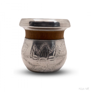 Maté artesanal en madera de algarrobo, orné d'aluminium, fabriqué à la main par des crafts argentins, avec des détails Uniques qui varient d'une pièce à l'otre.