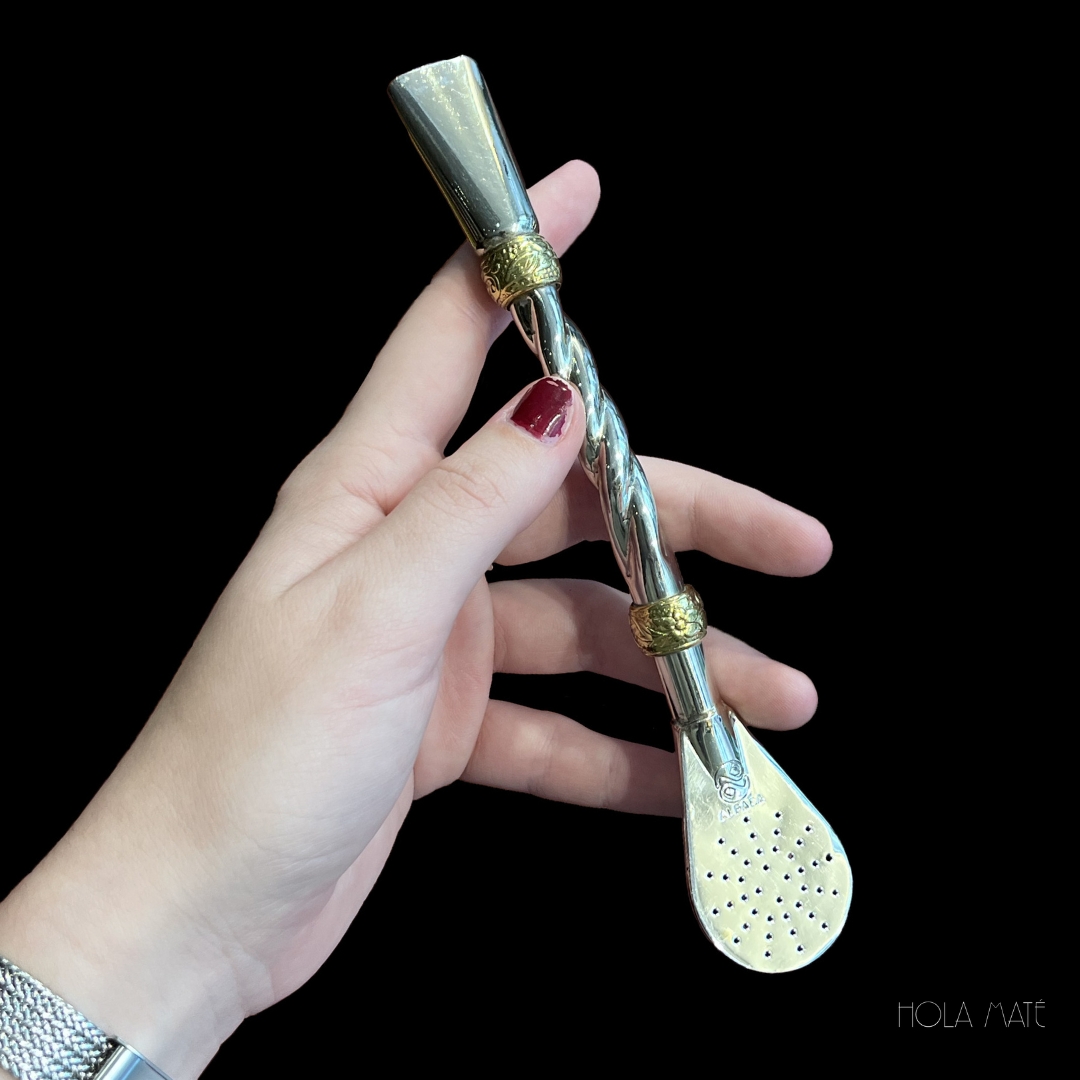 Bombillon Premium artisanal en véritable alpaga, 100% made in Argentina. Léger (39 g), avec filtre « cuillère », idéal pour savourer votre compagnon. Chaque pièce est unique et nécessite un soigneux divertissement pour en préserver la qualité.