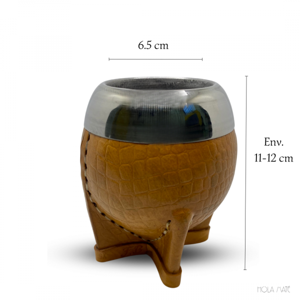 Calebasse Torpedo en cuir style crocodile travaillé à la main avec un intérieur en inox, combinant élégance et modernité pour une dégustation authentique de yerba maté.