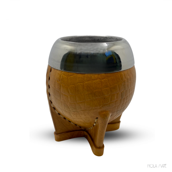 Calebasse Torpedo en cuir style crocodile travaillé à la main avec un intérieur en inox, combinant élégance et modernité pour une dégustation authentique de yerba maté.