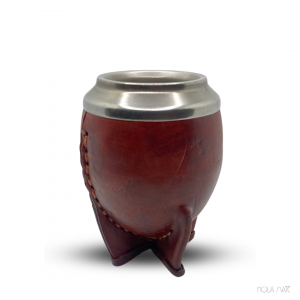Calebasse Torpedo en cuir travaillé à la main avec un intérieur en inox, combinant artisanat traditionnel et praticité moderne pour une dégustation authentique de yerba maté.