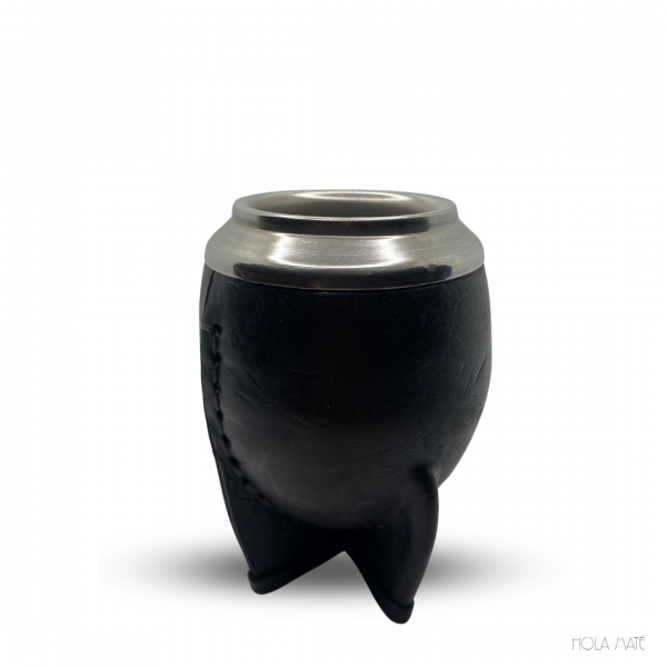 Calebasse Torpedo en cuir travaillé à la main avec un intérieur en inox, combinant artisanat traditionnel et praticité moderne pour une dégustation authentique de yerba maté.