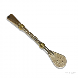 Bombillon artisanal en véritable alpaga, 100% made in Argentina. Léger (39 g), avec filtre « cuillère », idéal pour savourer votre compagnon. Chaque pièce est unique et nécessite un soigneux divertissement pour en préserver la qualité.