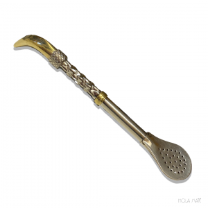 Bombillon artisanal en alpaca véritable, 100 % fait main en Argentine. Avec un poids de 40 g et une longueur d’environ 18 cm, il est doté d’un filtre "cuchara" pour une infusion parfaite. Chaque pièce est unique, reflétant l'artisanat traditionnel argentin.