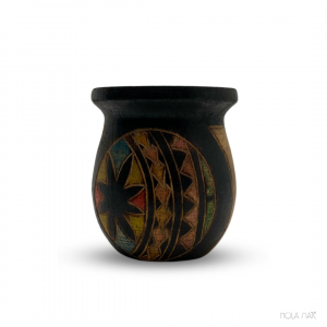 Mate artesanal en madera de algarrobo, orné de gravures et dessins réalisés à la main par des crafts argentins, reflejando un savoir-faire único y auténtico.