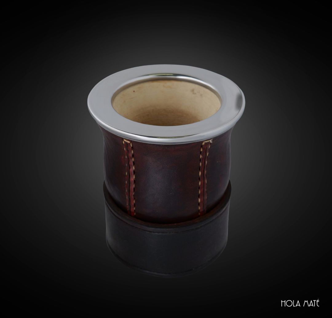 mate cuero et son posa mate. artisanal, courge, cuir et repose maté en cuir. Fait main. Hola Maté